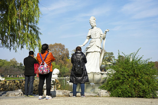 玄武湖公園游客拍照