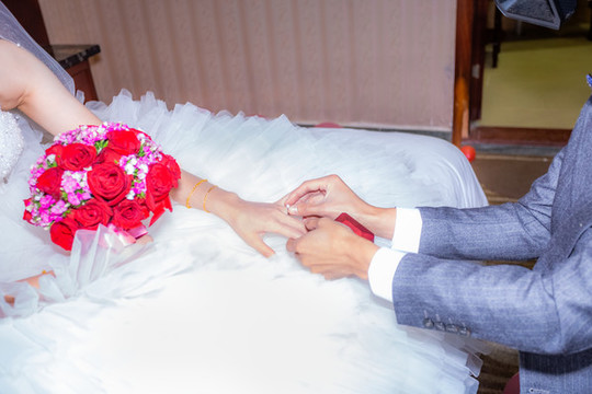 佩戴婚戒