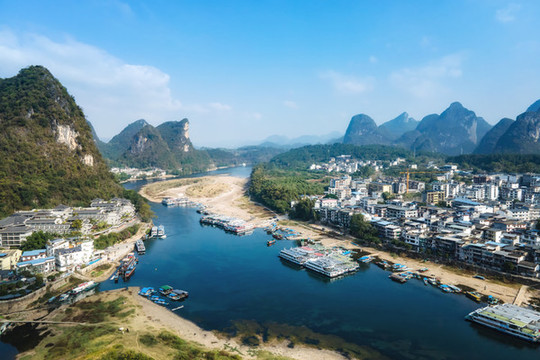 航拍桂林陽(yáng)朔漓江山水風(fēng)光