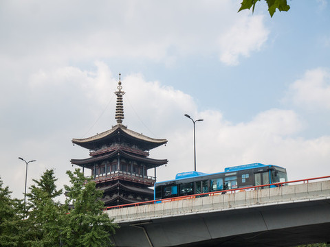 古代樓閣現(xiàn)代高架和電動(dòng)汽車(chē)