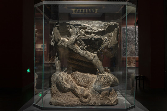 盤(pán)龍石座