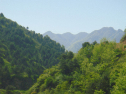 綠色山峰背景