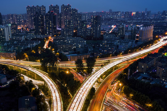 高架橋夜景車流