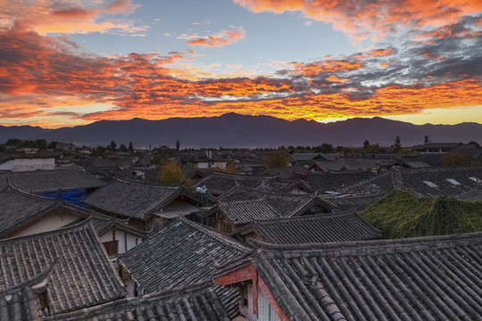 朝霞中的麗江古城全景