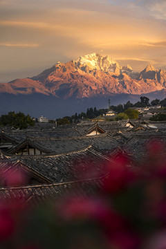 從麗江古城看玉龍雪山日出