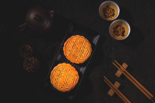 中秋節(jié)傳統(tǒng)美食蛋黃蓮蓉月餅