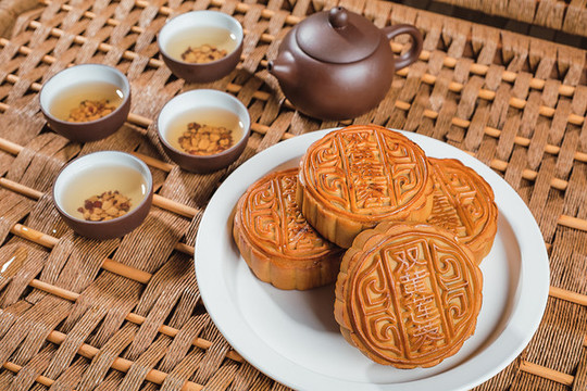 中秋節(jié)傳統(tǒng)美食蛋黃蓮蓉月餅