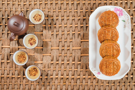 中秋節(jié)傳統(tǒng)美食蛋黃蓮蓉月餅