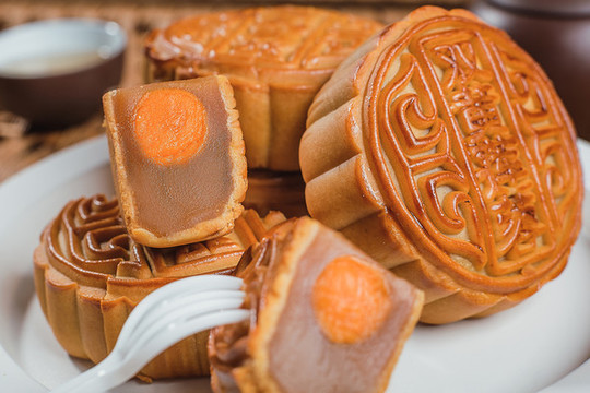 中秋節(jié)傳統(tǒng)美食蛋黃蓮蓉月餅