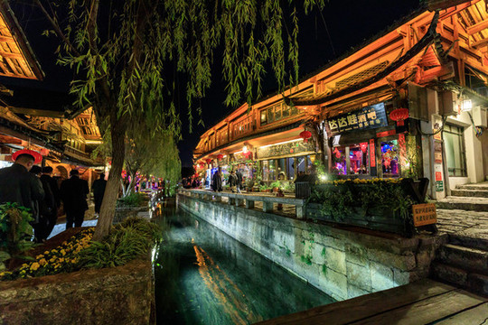 云南麗江古城玉河酒吧街夜景