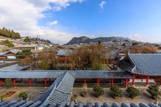俯瞰麗江土司衙門木府長(zhǎng)廊走廊