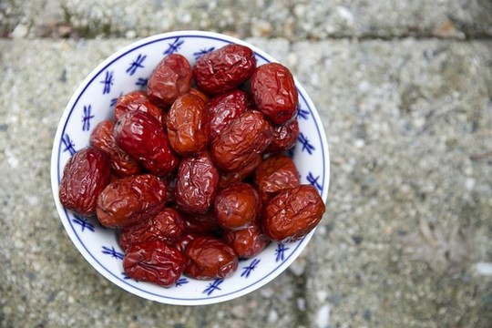 在碗里的干紅棗