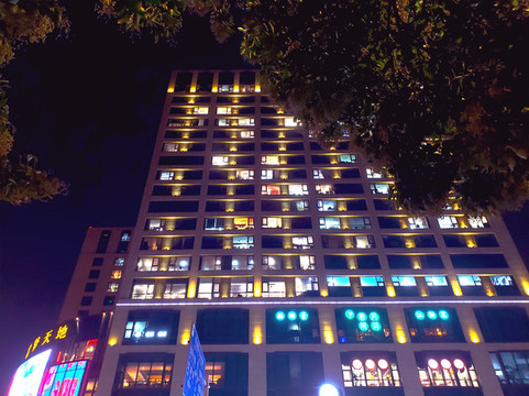 夜空里寫字樓的燈光
