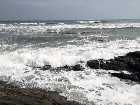 海浪沖刷巖石