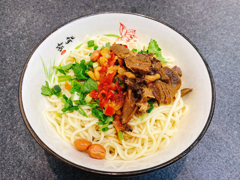 牛腩拌面