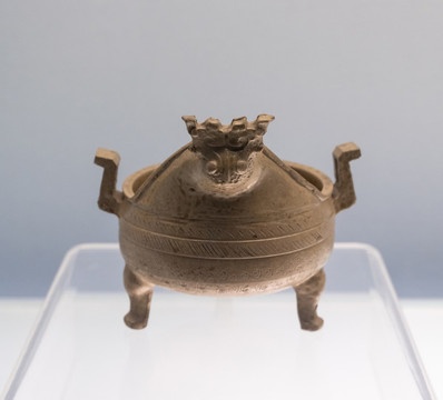 戰(zhàn)國青釉獸首鼎