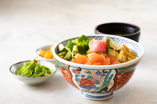 三文魚牛油果三拼飯?zhí)撞? style=