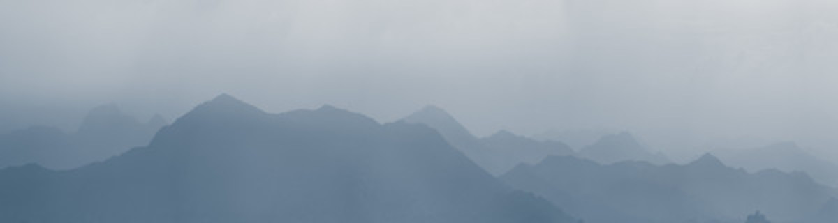 蓝色调的中国风水墨群山