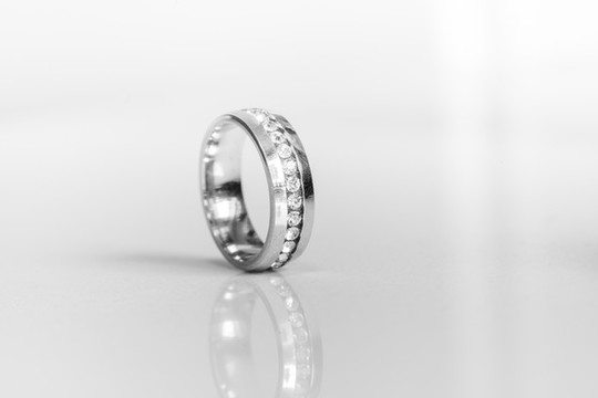钛钢钻石结婚戒指特写