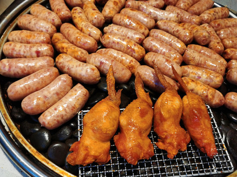 雞翅包飯與肉腸