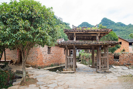勾藍(lán)瑤寨四方?jīng)鐾? style=