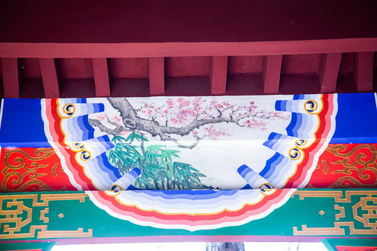 長廊彩繪之紅梅