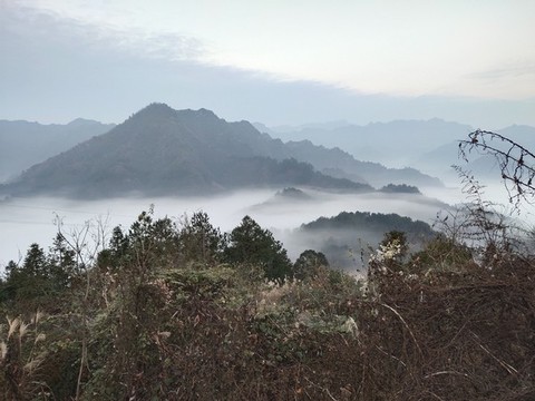 云霧繚繞的遠(yuǎn)山