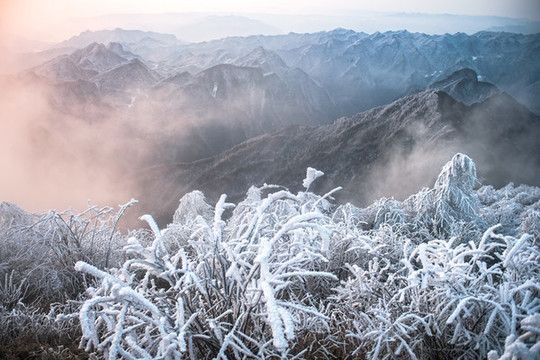 五峰獨(dú)嶺雪景