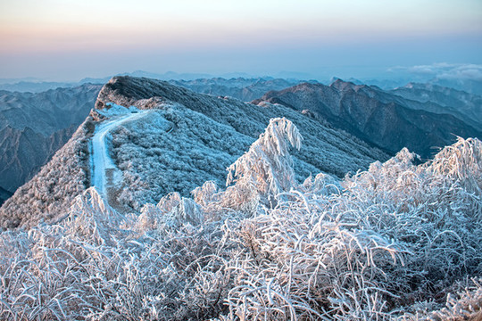 五峰獨(dú)嶺雪景