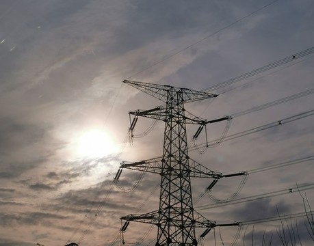 夕陽下的電纜