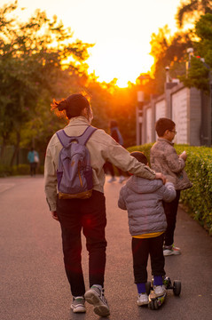 在夕陽(yáng)中漫步的母子