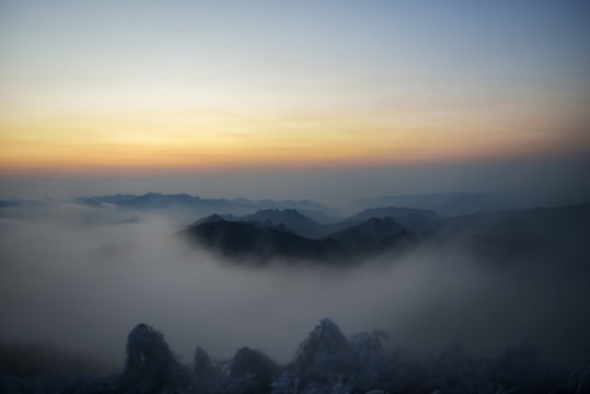 五峰獨(dú)嶺日出