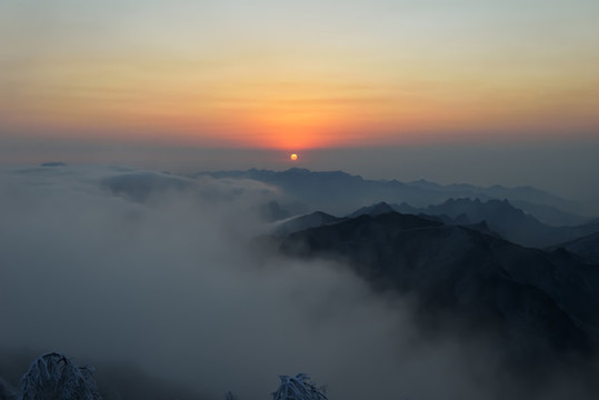 五峰獨(dú)嶺日出