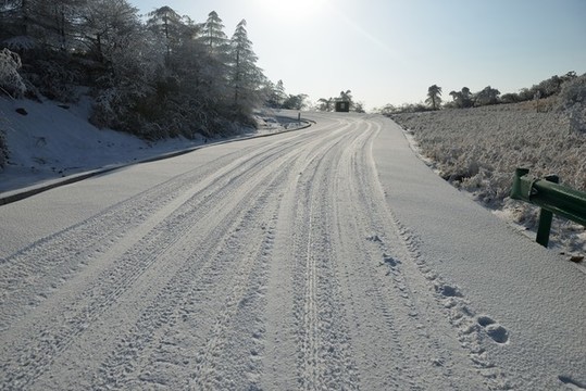 五峰獨(dú)嶺雪景