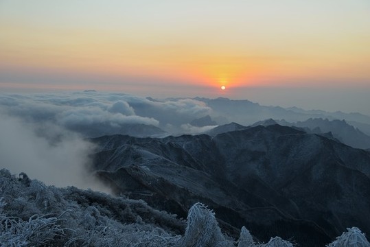五峰獨(dú)嶺日出