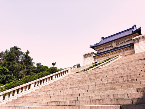 中山陵藍(lán)色單檐歇山屋頂古建