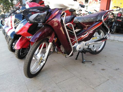 整齊的摩托車