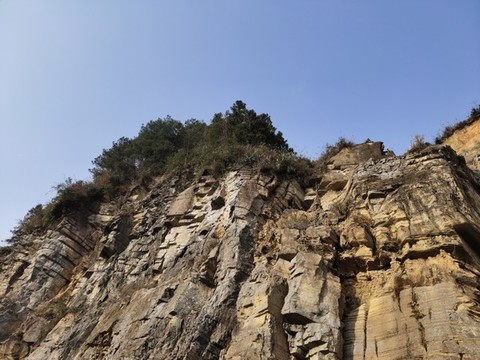 懸崖峭壁與藍天