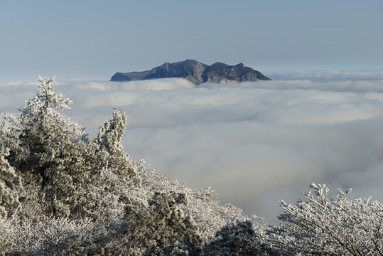 五峰獨嶺雪景