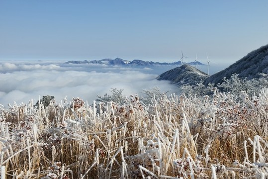 五峰獨(dú)嶺雪景