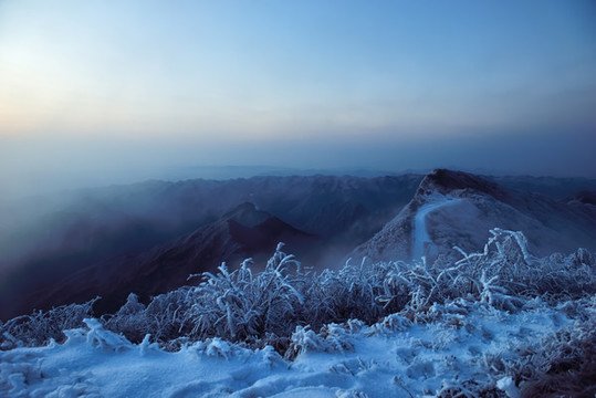 五峰獨(dú)嶺雪景