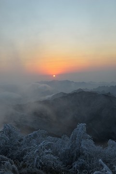 五峰獨(dú)嶺日出