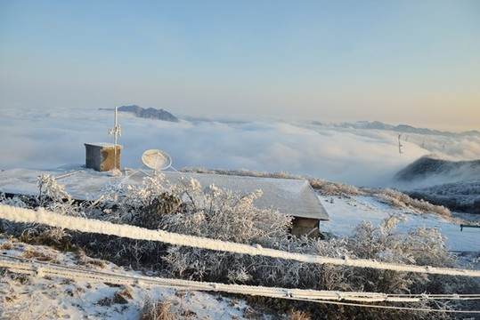 五峰獨(dú)嶺云海雪景風(fēng)光
