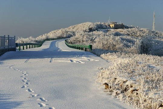 五峰獨(dú)嶺雪景云海風(fēng)光