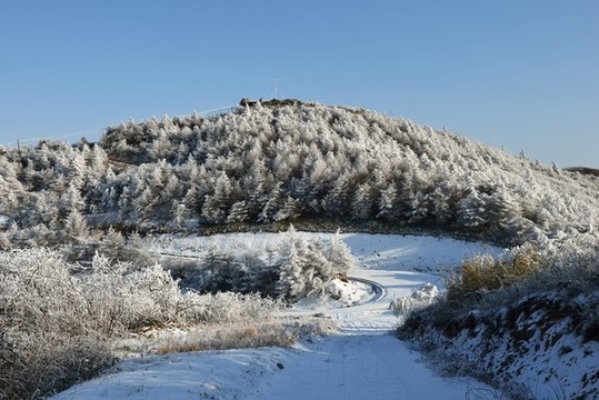 五峰獨(dú)嶺雪景