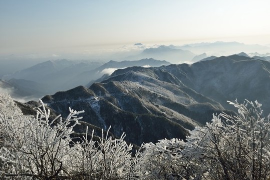 五峰獨(dú)嶺雪景