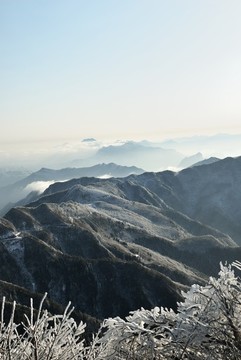 五峰獨(dú)嶺雪景