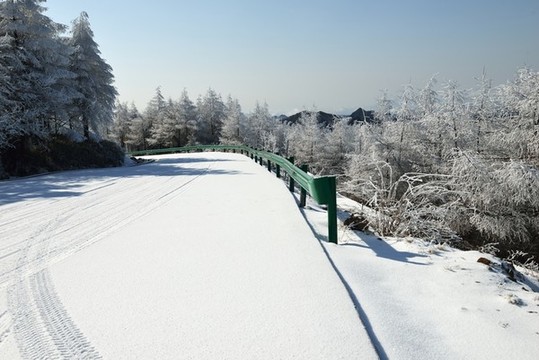 五峰獨(dú)嶺雪景