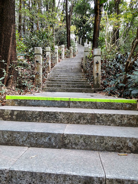 通向高山的石階道