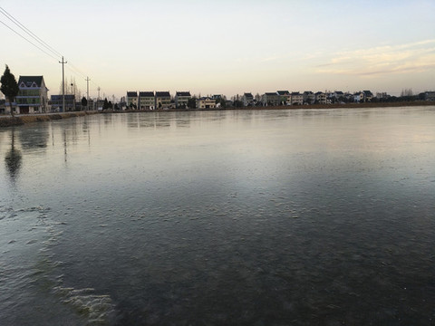 村莊結(jié)冰湖面